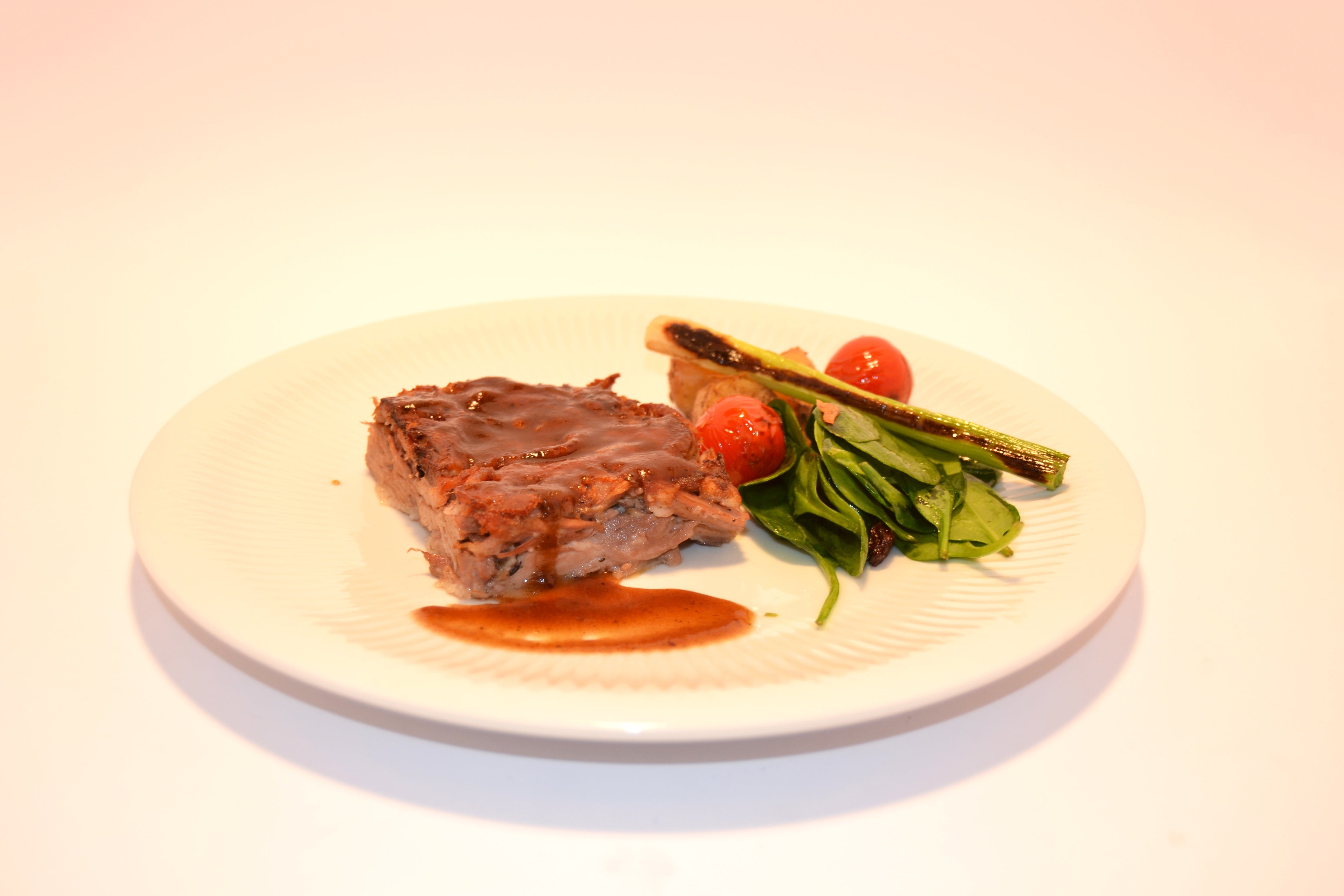 2. Codillo de cordero marinado con cítricos, acompañado con nido de patatas paja