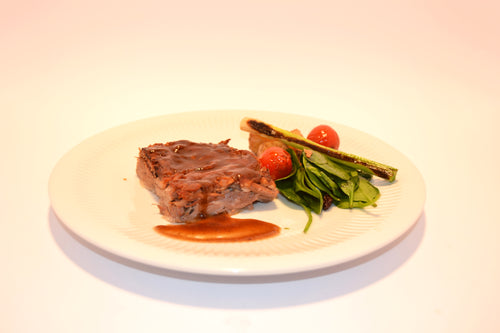 2. Codillo de cordero marinado con cítricos, acompañado con nido de patatas paja