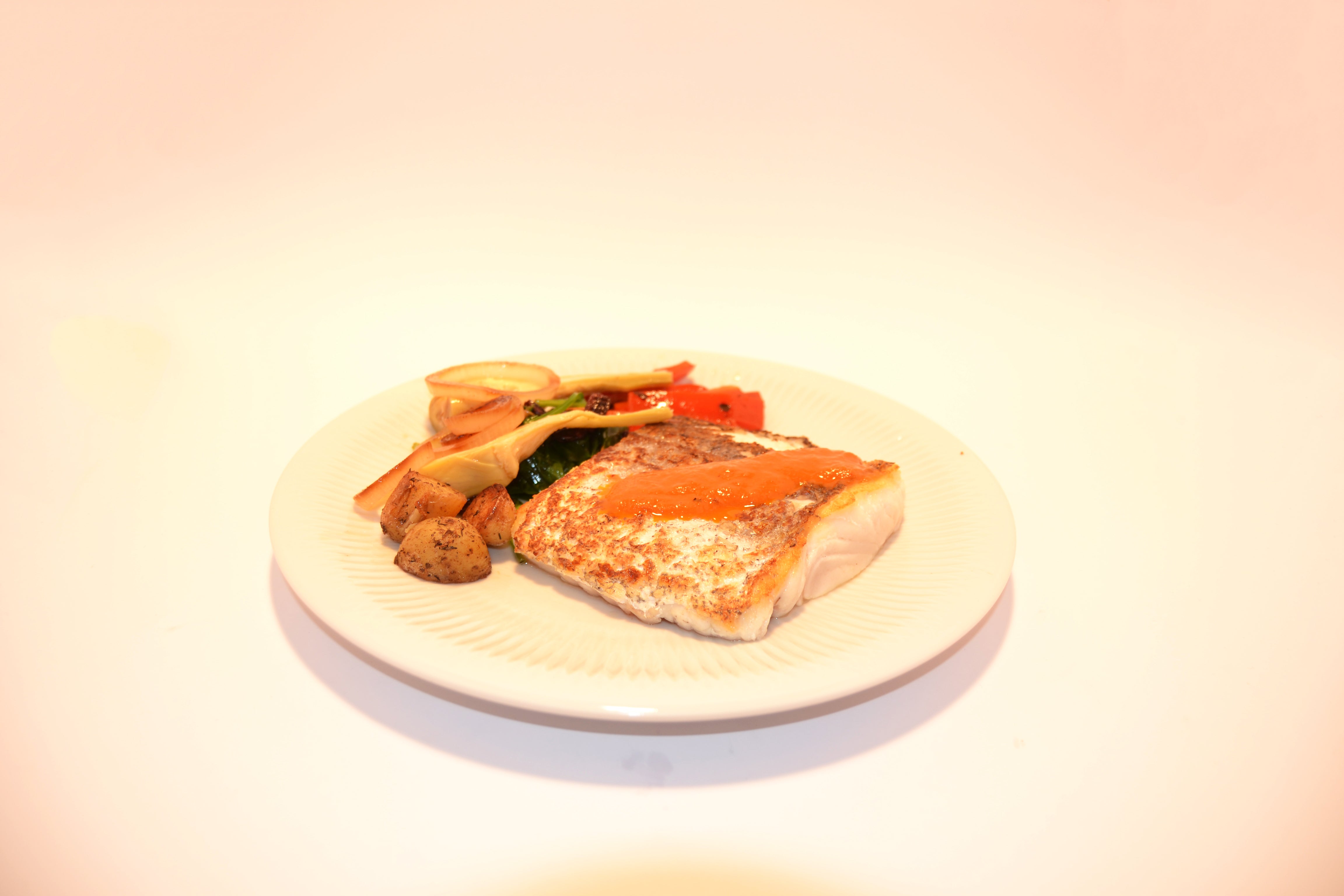 3. Lomo de merluza con crema de carabinero refrito de tomate y lima kimuchi.