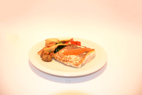 3. Lomo de merluza con crema de carabinero refrito de tomate y lima kimuchi.