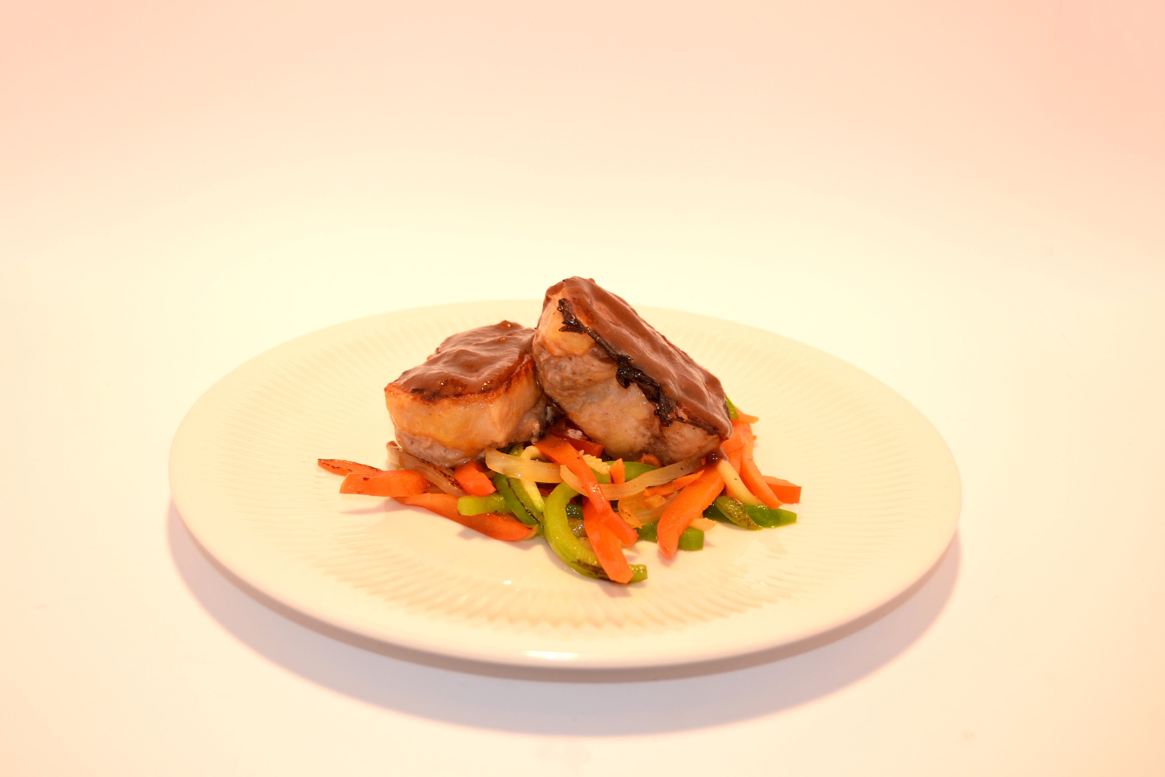 2. Picantón relleno de jamón y trufa sobre wock de verduras