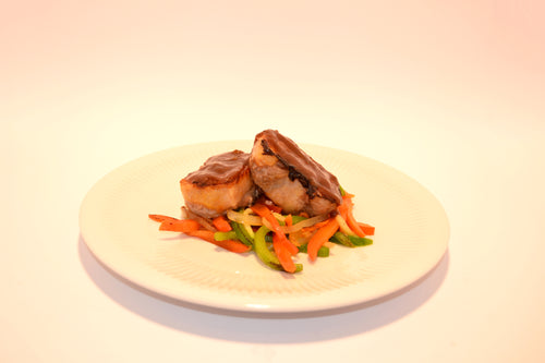 2. Picantón relleno de jamón y trufa sobre wock de verduras