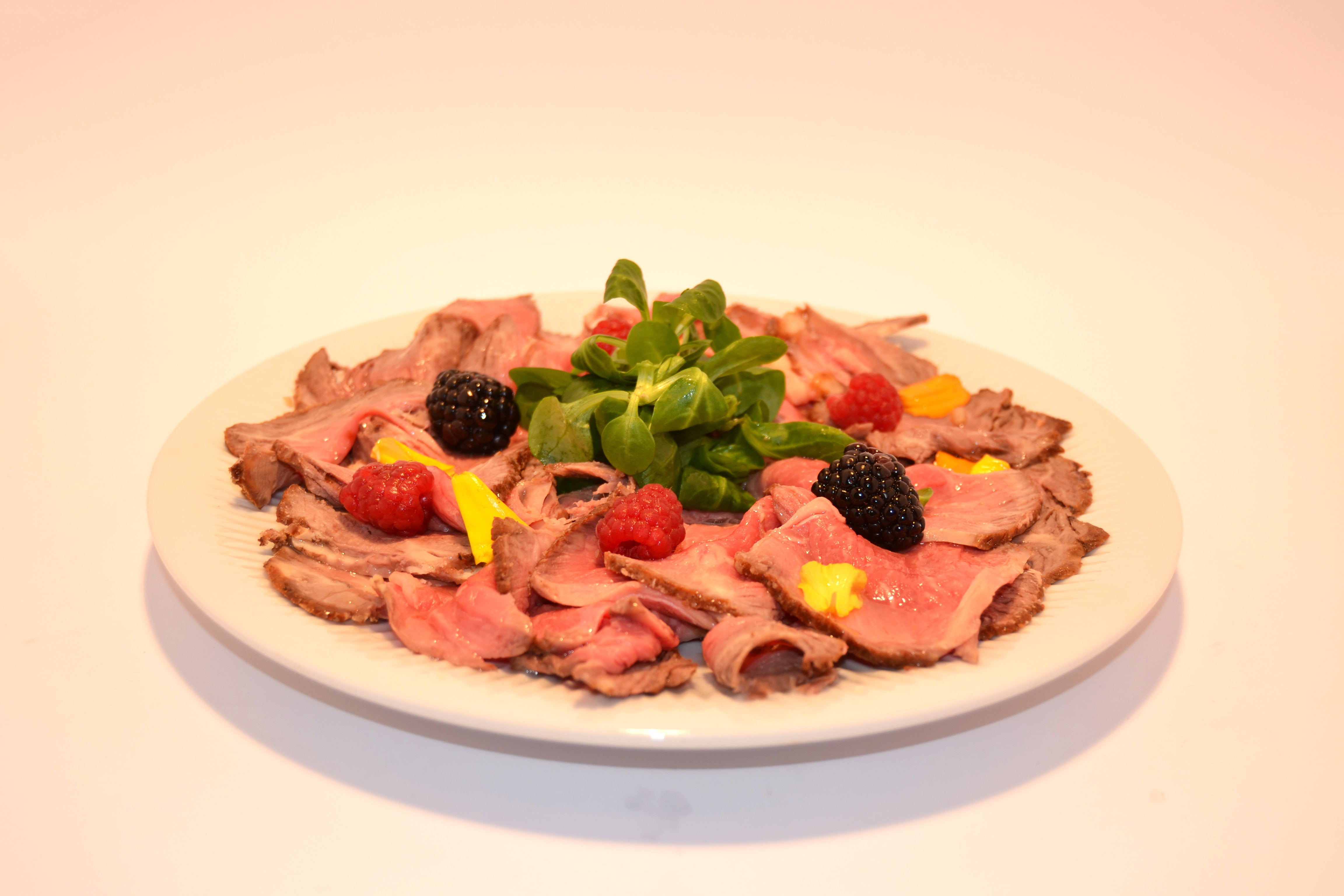 2. Roastbeef de buey nacional asado con jugo de arándanos