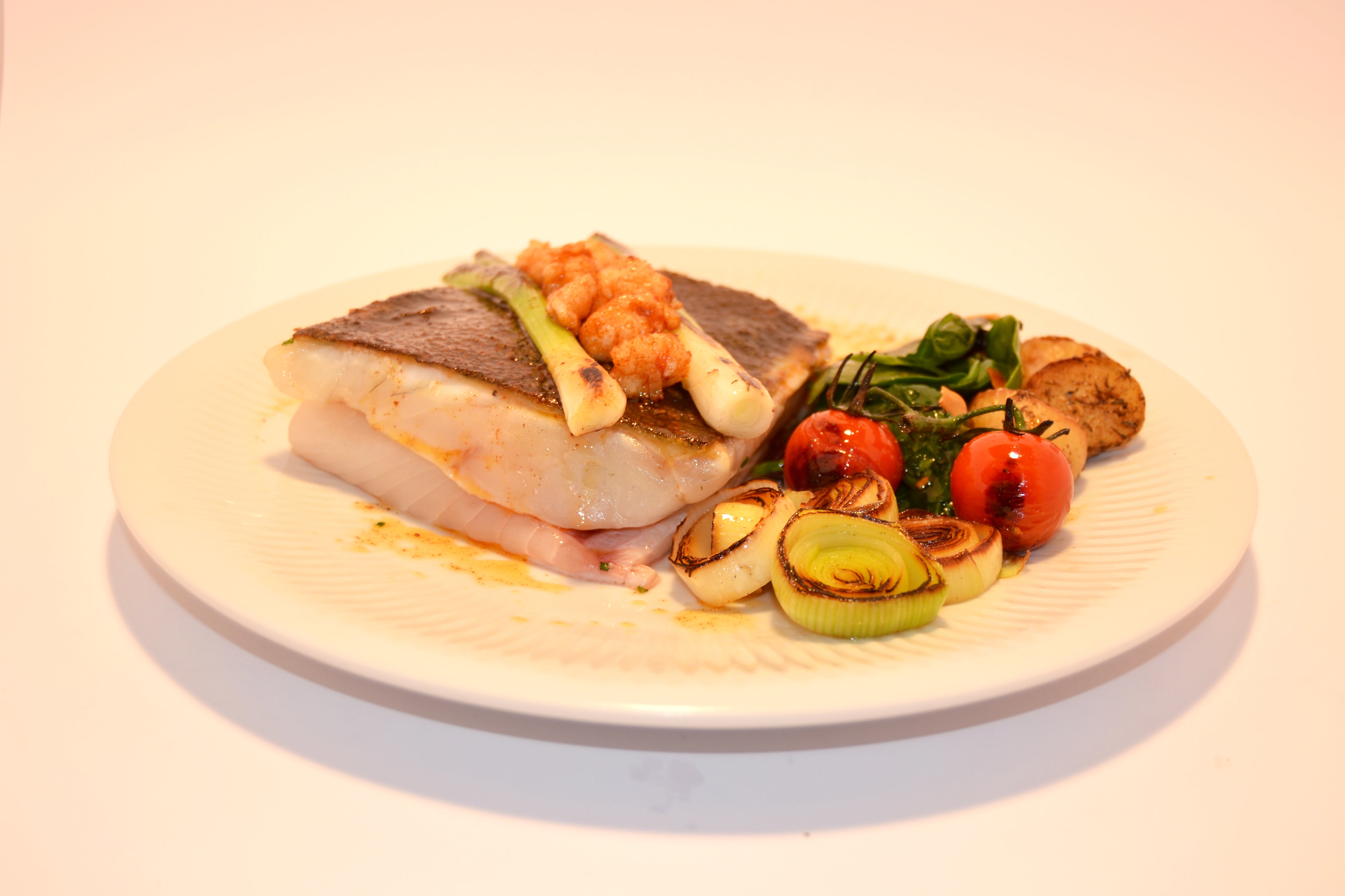 3. Rodaballo al horno con verduritas baby y pilpil de camarones.